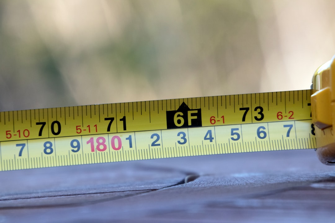 yellow and black measuring tape — Foto por Mark Fletcher-Brown na Unsplash