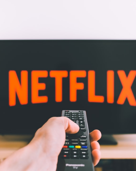 person holding remote pointing at TV — Foto por freestocks na Unsplash