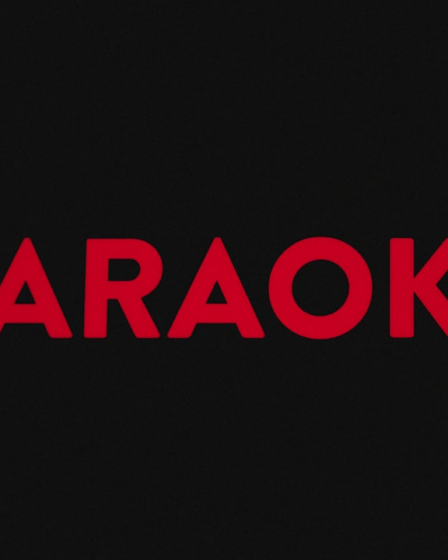A red karaoke logo on a black background — Foto por Samuel Regan-Asante na Unsplash