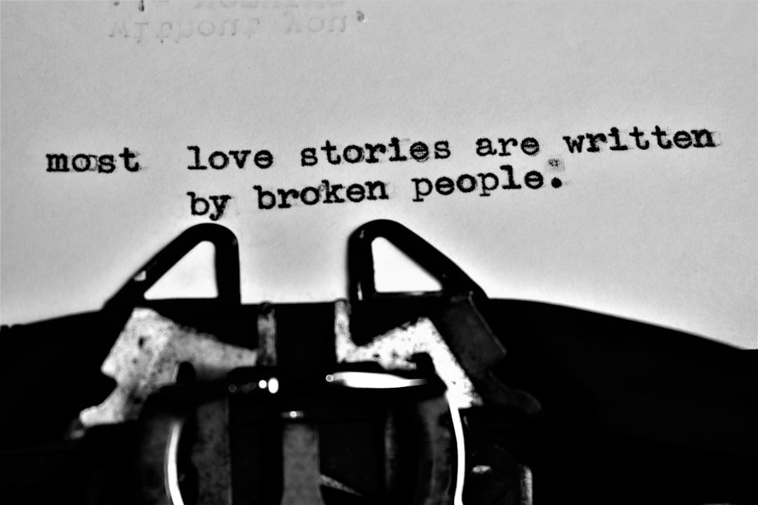 a typewriter with a quote written on it — Foto por Deepak Gupta na Unsplash