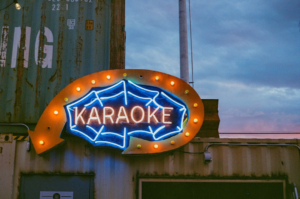 a large neon sign on the side of a building — Foto por Nikola Đuza na Unsplash