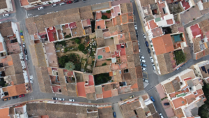 an aerial view of a city with lots of buildings — Foto por Pau de Valencia na Unsplash