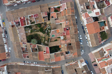 an aerial view of a city with lots of buildings — Foto por Pau de Valencia na Unsplash