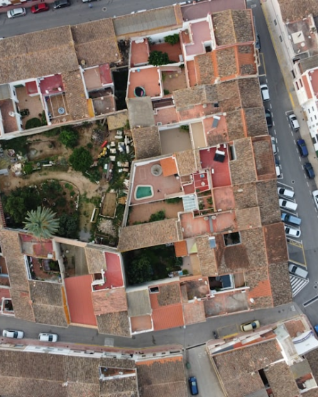 an aerial view of a city with lots of buildings — Foto por Pau de Valencia na Unsplash