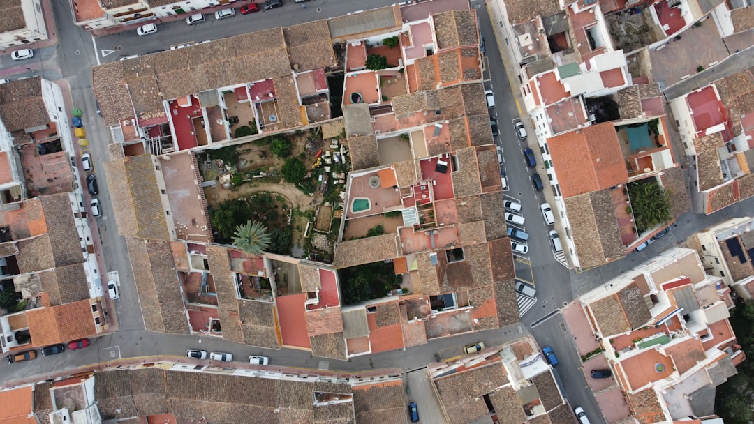 an aerial view of a city with lots of buildings — Foto por Pau de Valencia na Unsplash