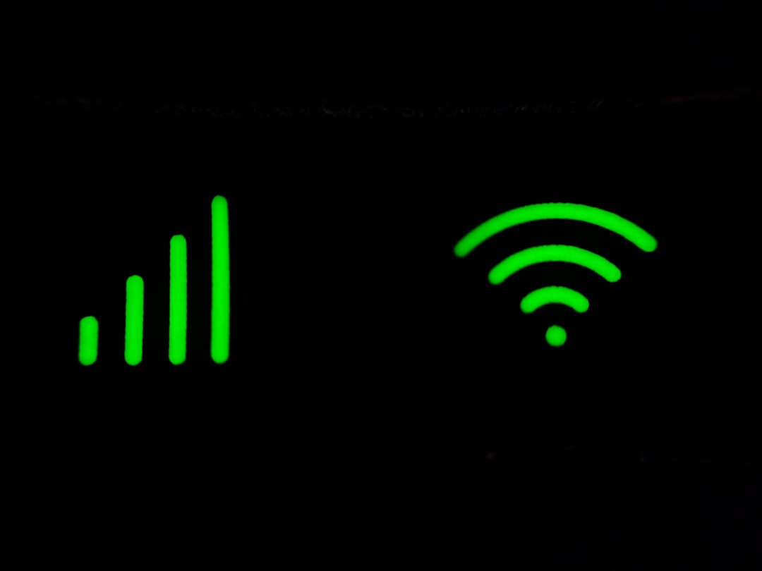 green and black digital device — Foto por Praveen kumar Mathivanan na Unsplash