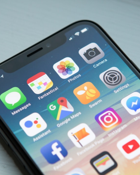 space gray iPhone X — Foto por William Hook na Unsplash