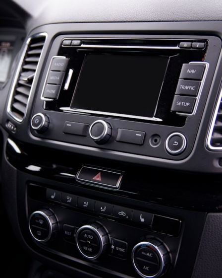 black and silver car stereo — Foto por Dominik Garbera na Unsplash