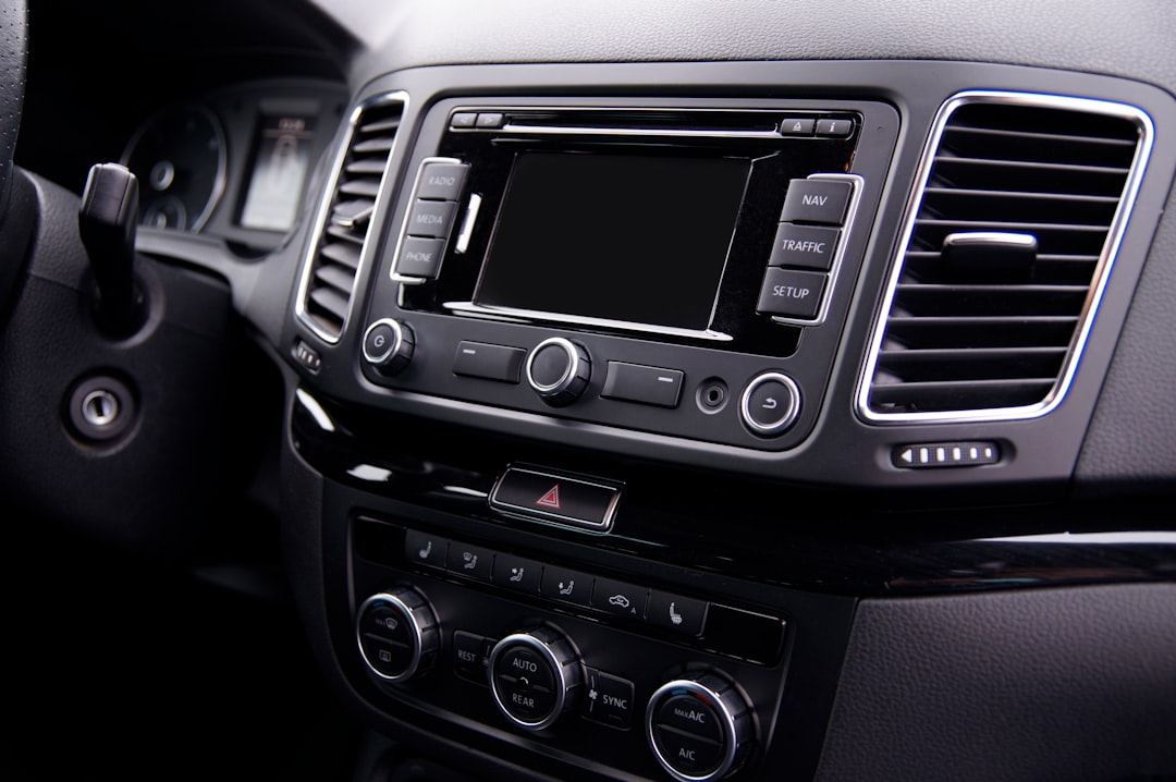 black and silver car stereo — Foto por Dominik Garbera na Unsplash