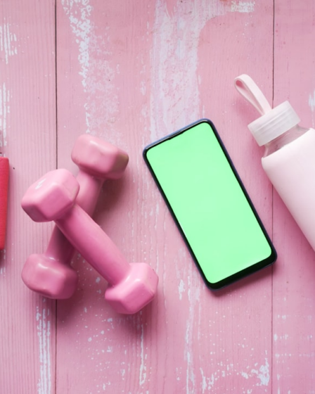 person holding pink and white plastic bottle — Foto por Towfiqu barbhuiya na Unsplash