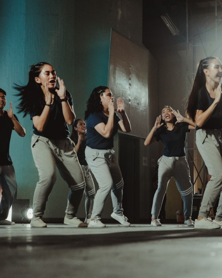 women's black shirt lot — Foto por Rainier Ridao na Unsplash