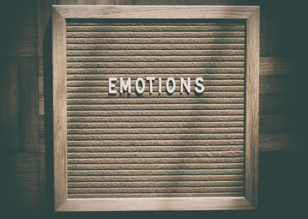 brown wooden framed gray wooden door — Foto por Alexas_Fotos na Unsplash
