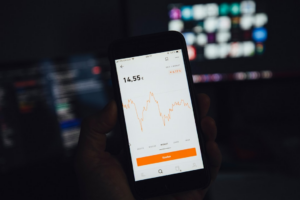 black android smartphone displaying google search — Foto por Markus Spiske na Unsplash