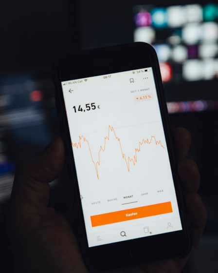 black android smartphone displaying google search — Foto por Markus Spiske na Unsplash
