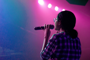woman holding microphone — Foto por Forja2 Mx na Unsplash