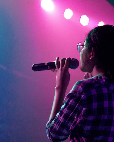 woman holding microphone — Foto por Forja2 Mx na Unsplash