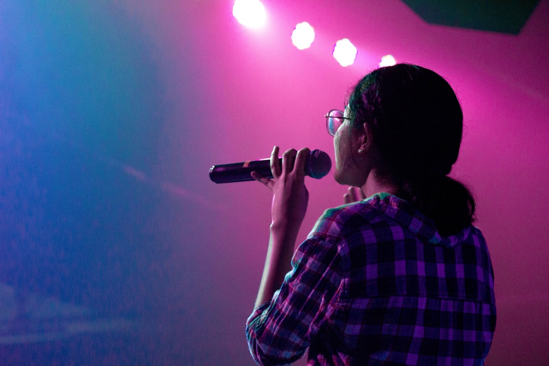 woman holding microphone — Foto por Forja2 Mx na Unsplash