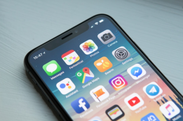 space gray iPhone X — Foto por William Hook na Unsplash
