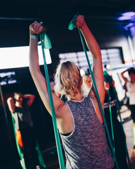 group of people in gym while exercising — Foto por Geert Pieters na Unsplash
