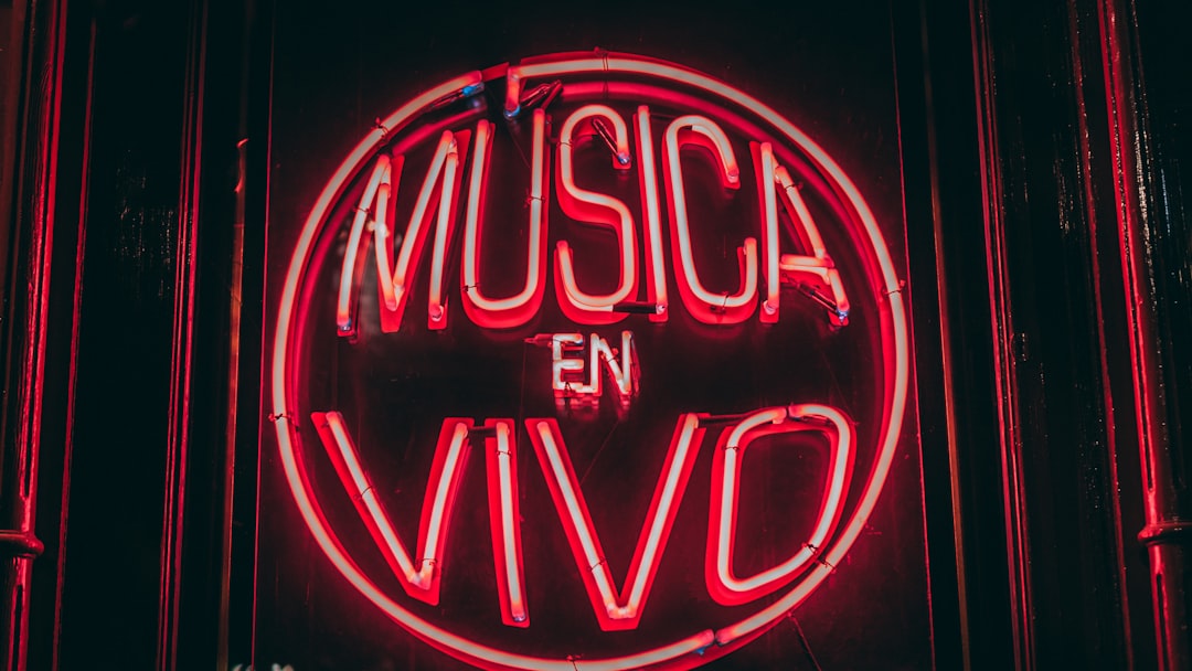 red Musica En VIvo neon light — Foto por Lior Shapira na Unsplash