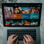 Assistir TV Grátis Online: Guia Completo de Plataformas e Canais