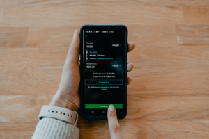 person holding black samsung android smartphone — Foto por Tech Daily na Unsplash