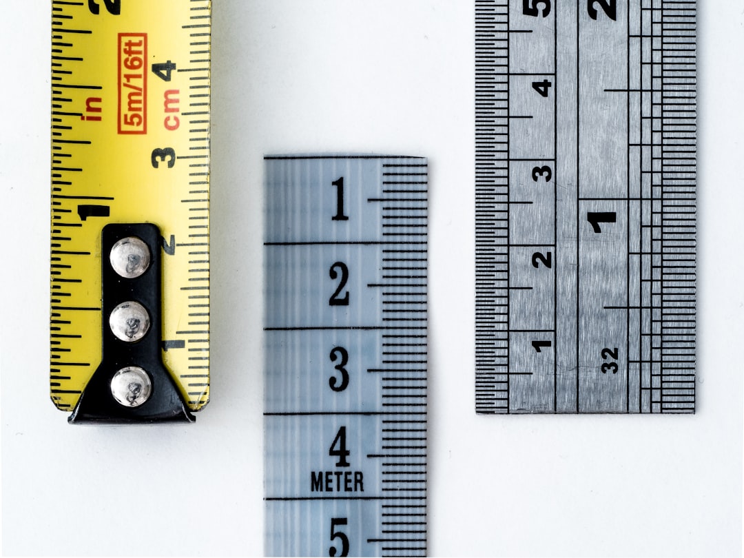 gray and yellow measures — Foto por William Warby na Unsplash