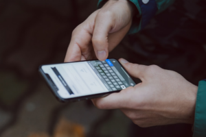 selective focus photography of person using smartphone — Foto por freestocks na Unsplash