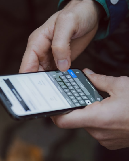 selective focus photography of person using smartphone — Foto por freestocks na Unsplash