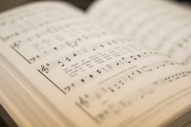 shallow focus photography of musical note book — Foto por Michael Maasen na Unsplash