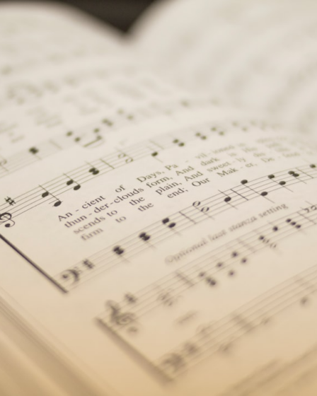 shallow focus photography of musical note book — Foto por Michael Maasen na Unsplash