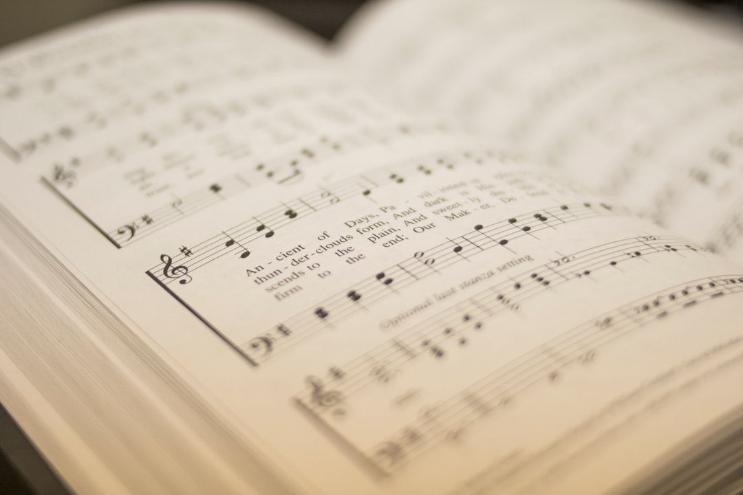shallow focus photography of musical note book — Foto por Michael Maasen na Unsplash