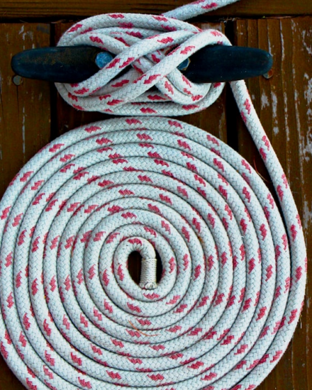 white and red rope on brown wooden surface — Foto por LeeAnn Cline na Unsplash