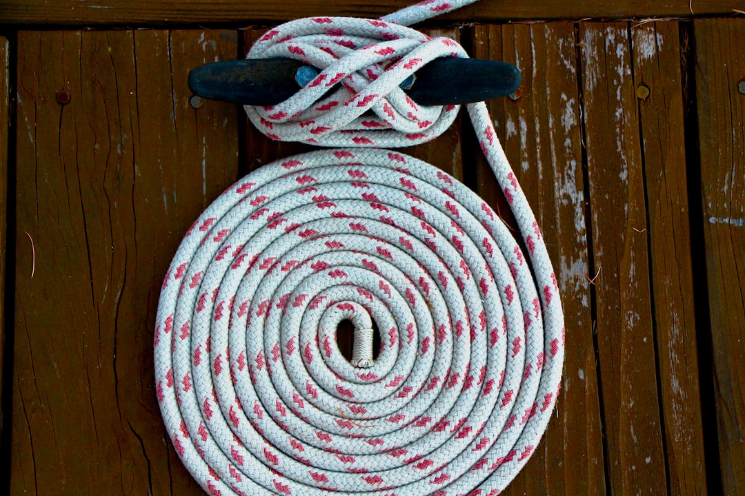 white and red rope on brown wooden surface — Foto por LeeAnn Cline na Unsplash