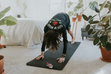 a woman is doing a yoga pose on a mat — Foto por Cole Keister na Unsplash
