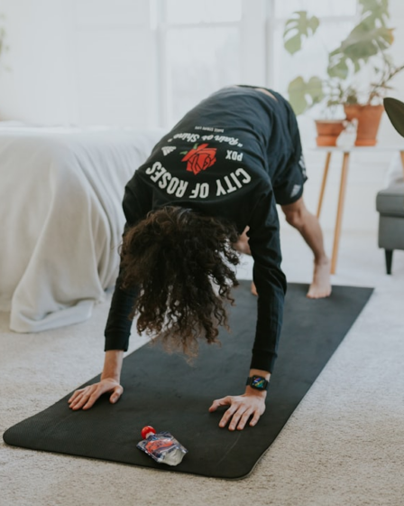 a woman is doing a yoga pose on a mat — Foto por Cole Keister na Unsplash