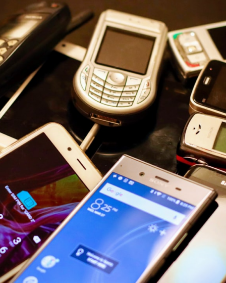 assorted-color phone lot — Foto por Eirik Solheim na Unsplash