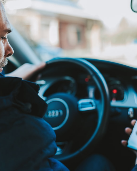 man holding black smartphone — Foto por Alexandre Boucher na Unsplash