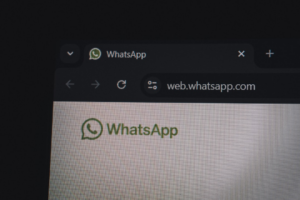 Whatsapp web interface on a computer screen — Foto por Zulfugar Karimov na Unsplash