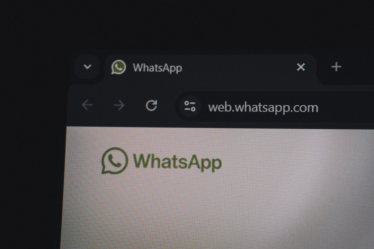 Whatsapp web interface on a computer screen — Foto por Zulfugar Karimov na Unsplash