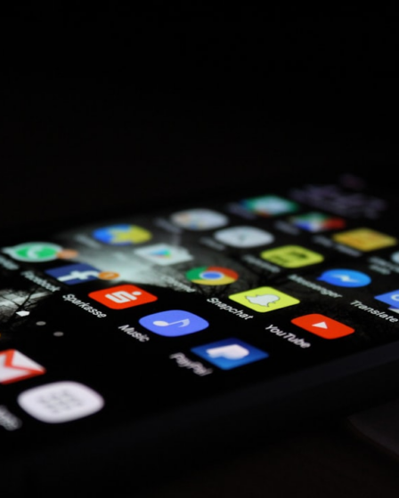silver Android smartphone — Foto por Rami Al-zayat na Unsplash