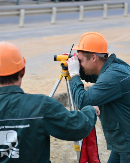 a couple of men standing next to each other — Foto por NAIS na Unsplash