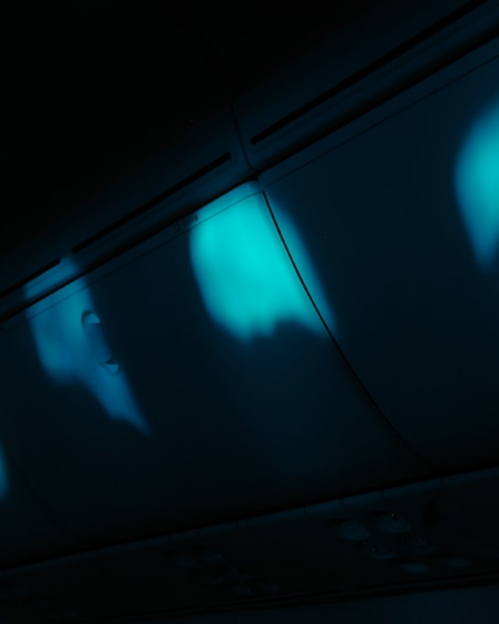 Abstract blue lights on dark ceiling — Foto por Jerry Wei na Unsplash