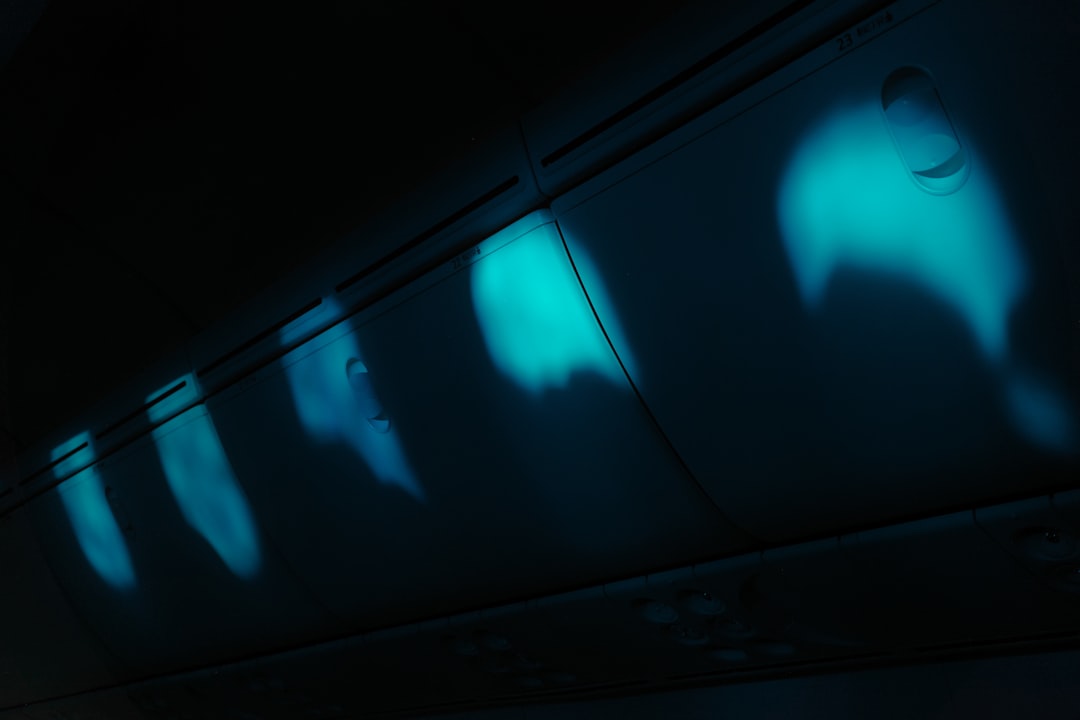 Abstract blue lights on dark ceiling — Foto por Jerry Wei na Unsplash