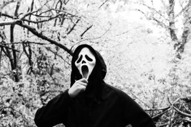 person in black and white mask and black hoodie — Foto por Nik na Unsplash