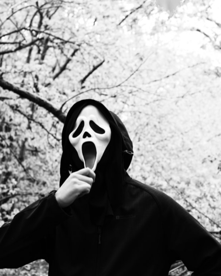 person in black and white mask and black hoodie — Foto por Nik na Unsplash