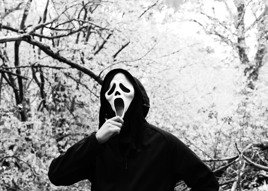 person in black and white mask and black hoodie — Foto por Nik na Unsplash