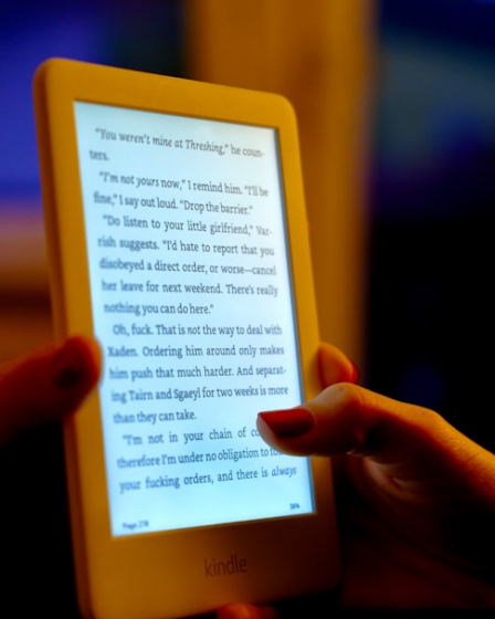 A person is reading an e-book on a tablet. — Foto por Artur Ament na Unsplash