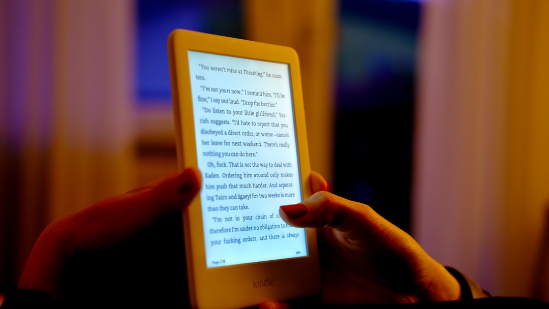 A person is reading an e-book on a tablet. — Foto por Artur Ament na Unsplash
