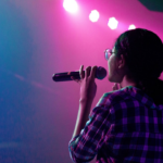 woman holding microphone — Foto por Forja2 Mx na Unsplash